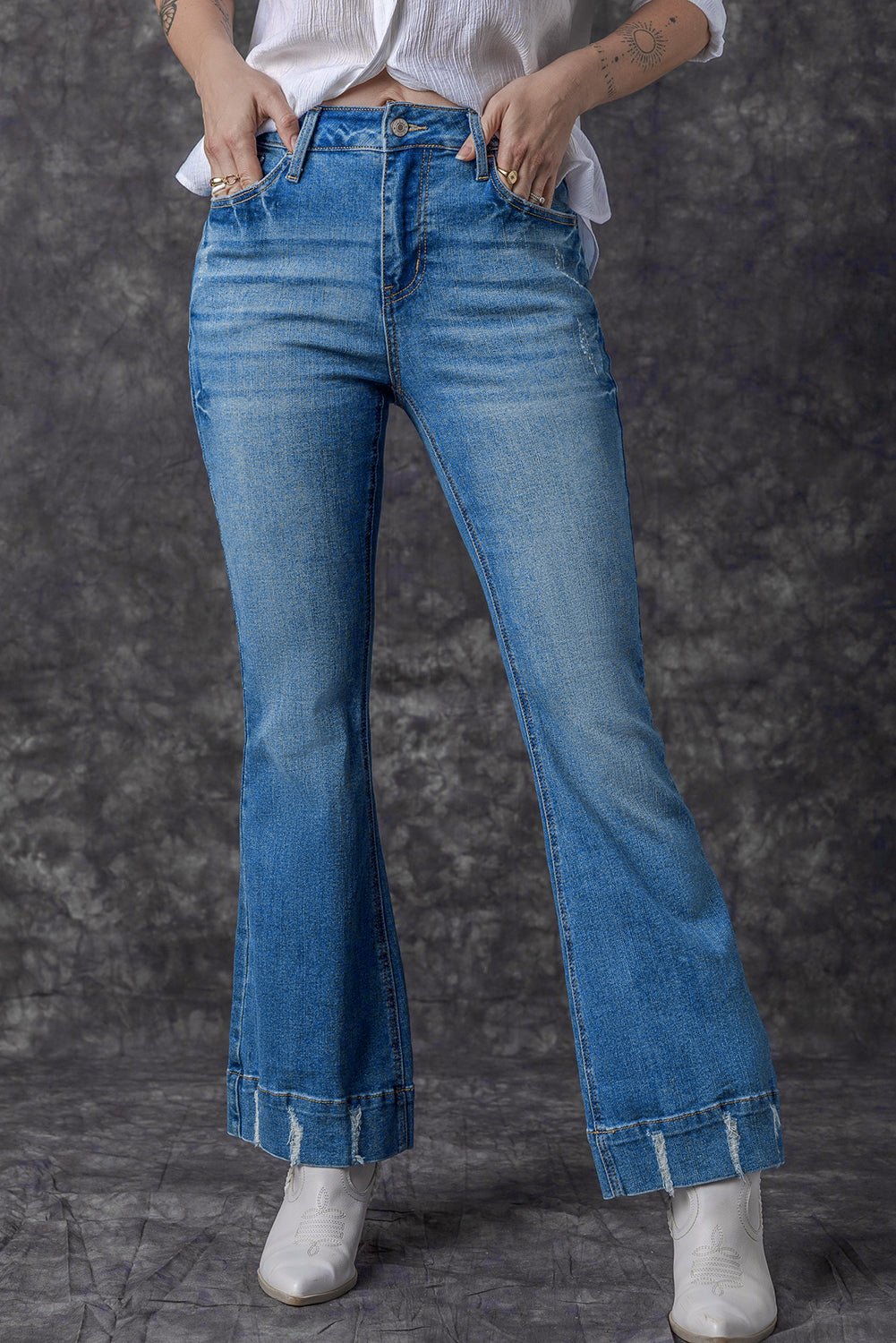 Sky Blue Slight Distressed Medium Wash Flare Jeans


		Designed for daily occasions, these stylish flared jeans won't let you down
	
	
		The high waistline is very flattering to bring a slender figure
	
	
		BottomsDalilly Designs BoutiqueSky Blue Slight Distressed Medium Wash Flare Jeans