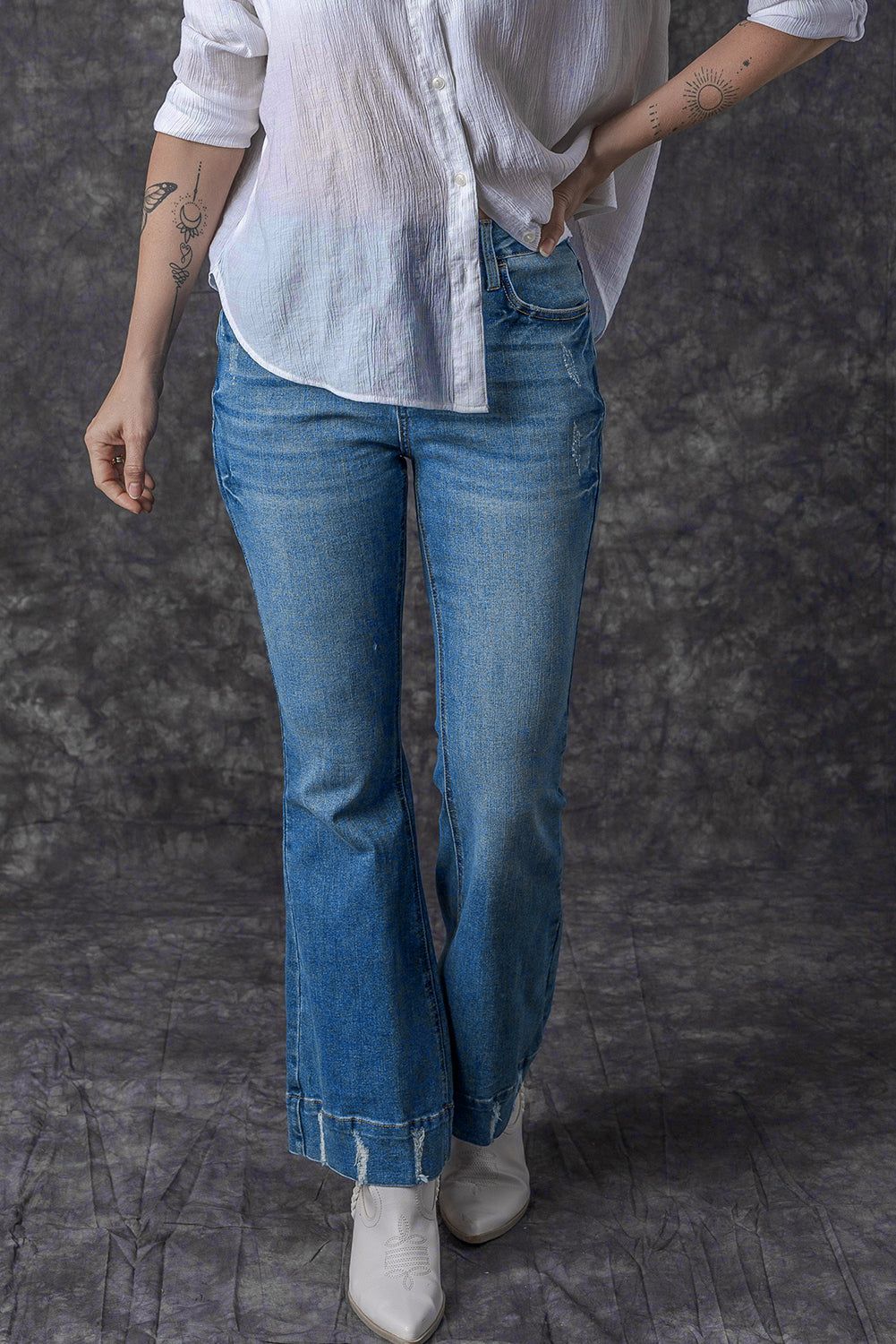 Sky Blue Slight Distressed Medium Wash Flare Jeans


		Designed for daily occasions, these stylish flared jeans won't let you down
	
	
		The high waistline is very flattering to bring a slender figure
	
	
		BottomsDalilly Designs BoutiqueSky Blue Slight Distressed Medium Wash Flare Jeans