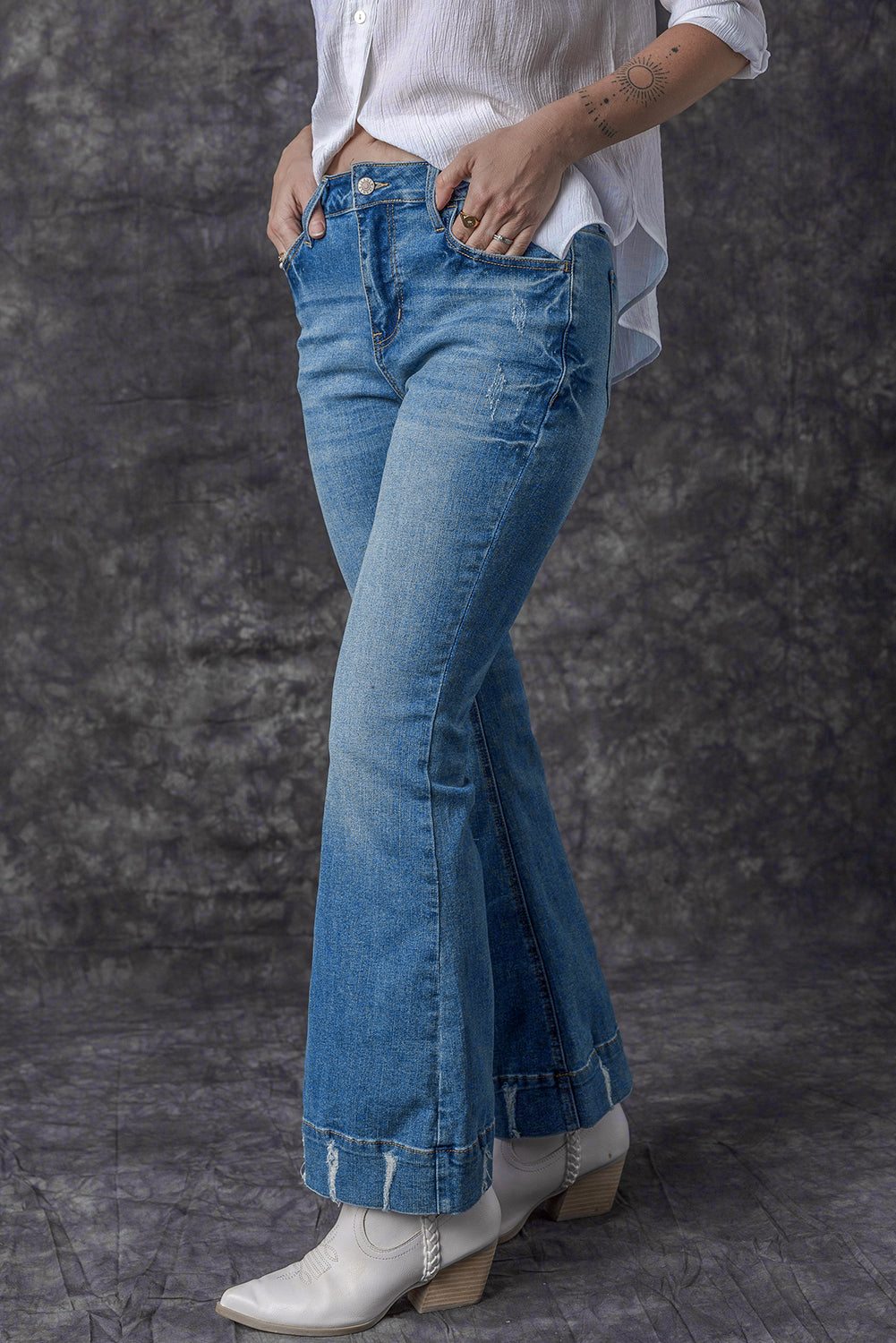 Sky Blue Slight Distressed Medium Wash Flare Jeans


		Designed for daily occasions, these stylish flared jeans won't let you down
	
	
		The high waistline is very flattering to bring a slender figure
	
	
		BottomsDalilly Designs BoutiqueSky Blue Slight Distressed Medium Wash Flare Jeans