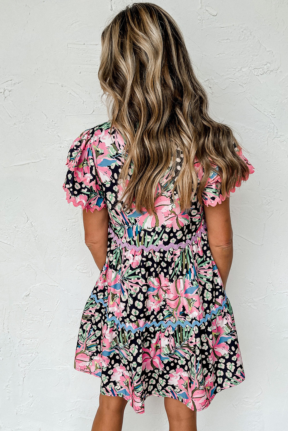 Pink Leopard Floral Ricrac Embellished Tiered Mini Dress

 Size Chart (CM)



Sizes 



Bust
 



Waist
 



Sleeve_Length
 



Length
 





Relax
 



Relax
 



Relax
 



Relax
 





S
 



91
 



89
 



16.7
 


DressesDalilly Designs BoutiquePink Leopard Floral Ricrac Embellished Tiered Mini Dress