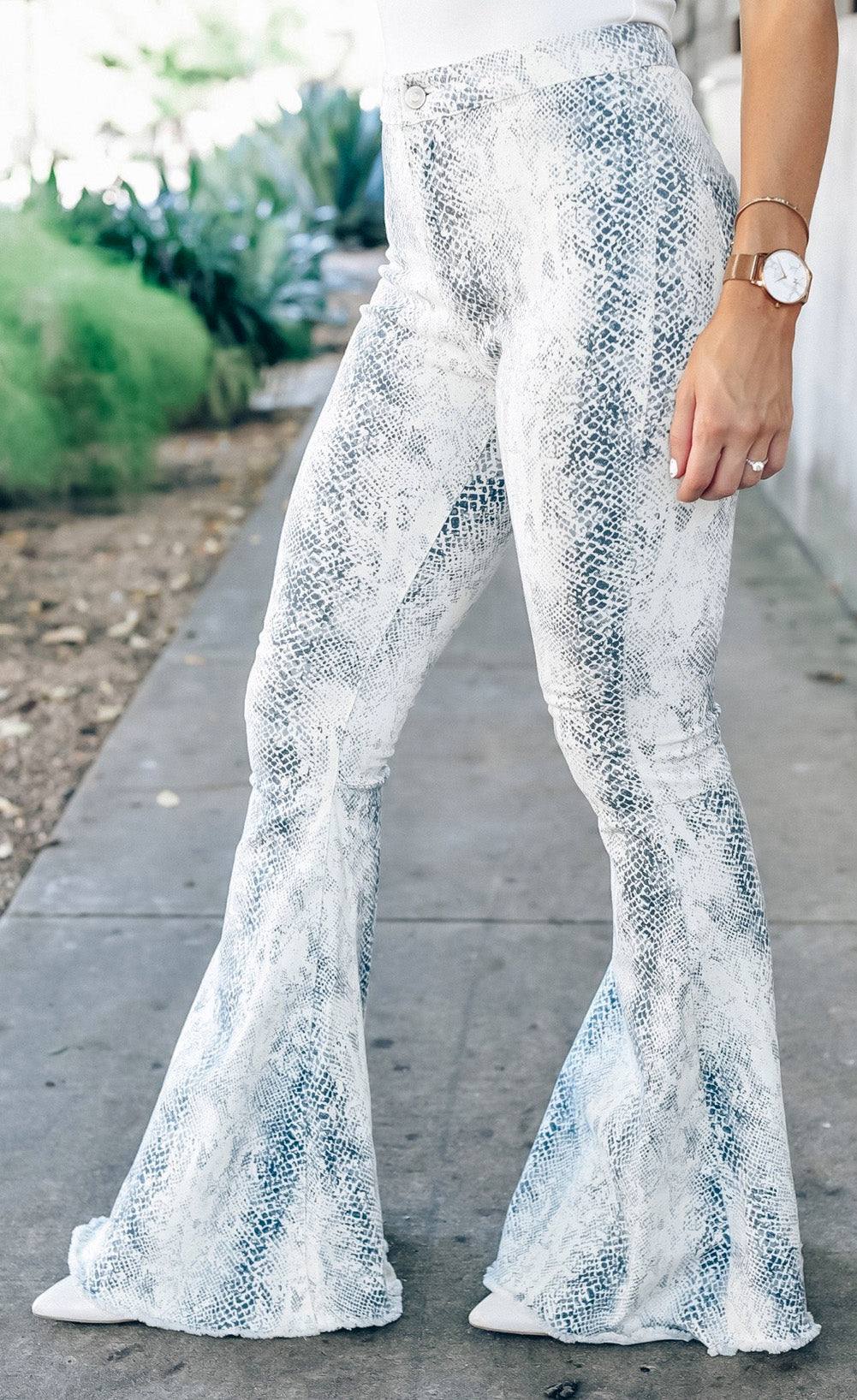 White Western Fashion High Waist Snakeskin Print Flare Pants

Elevate your style with these high waist pants featuring a trendy snakeskin print
The high waist design accentuates your curves and elongates your silhouette, givBottomsDalilly Designs BoutiqueWhite Western Fashion High Waist Snakeskin Print Flare Pants