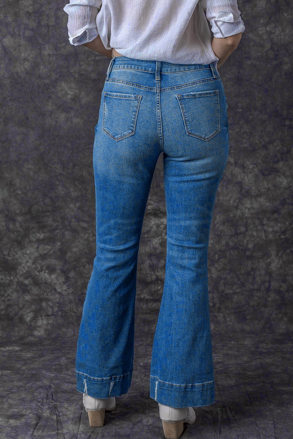 Sky Blue Slight Distressed Medium Wash Flare Jeans


		Designed for daily occasions, these stylish flared jeans won't let you down
	
	
		The high waistline is very flattering to bring a slender figure
	
	
		BottomsDalilly Designs BoutiqueSky Blue Slight Distressed Medium Wash Flare Jeans