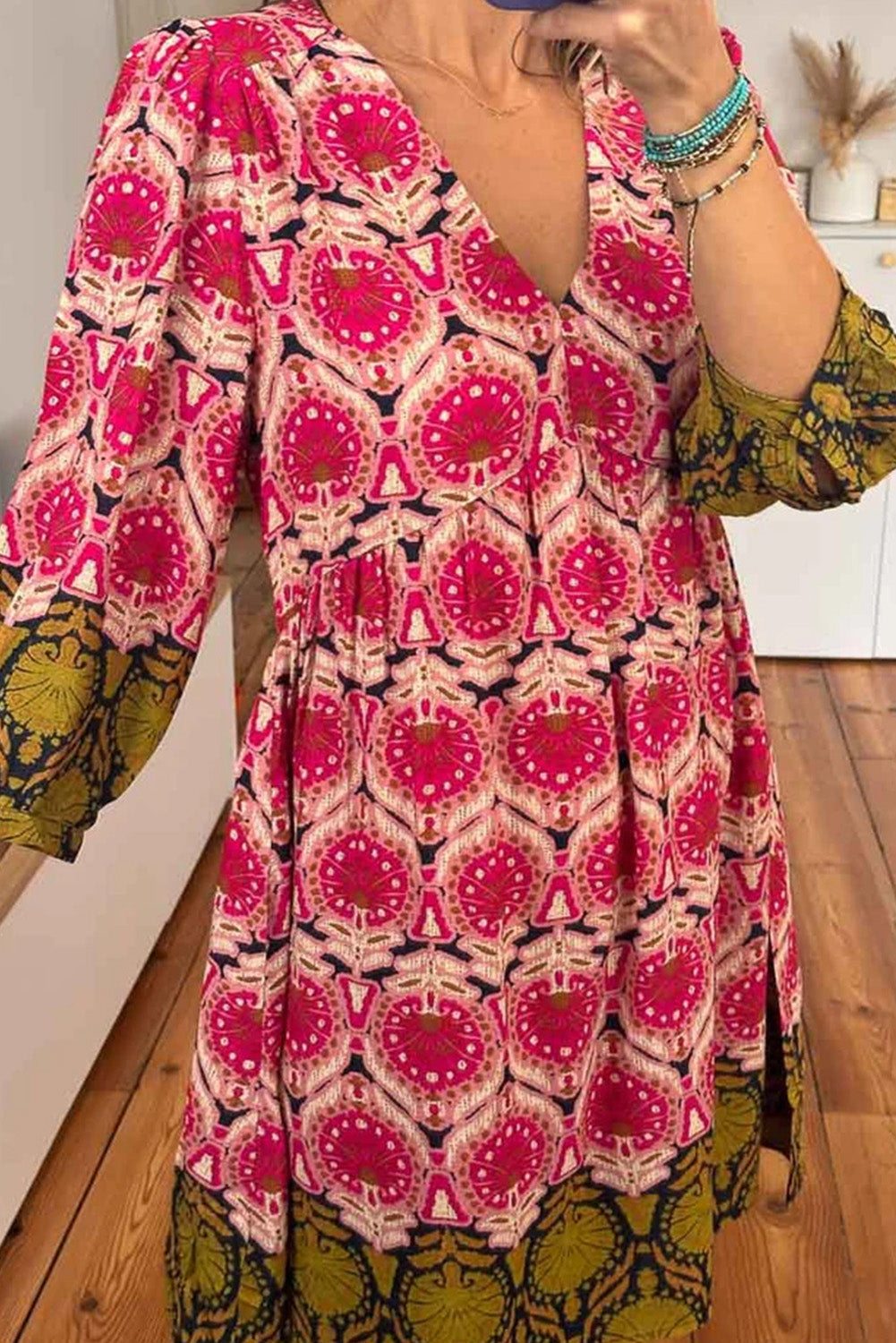 Strawberry Pink Retro Printed V Neck Bracelet Sleeve Dress

 Size Chart (CM)



Sizes 



Bust
 



Waist
 



Hem_Width
 



Shoulder
 



Sleeve_Length
 



Length
 





Relax
 



Relax
 



Relax
 



Relax
 



RelaxDressesDalilly Designs BoutiqueStrawberry Pink Retro Printed